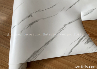 Rollo di pellicola a membrana in PVC di marmo bianco per la decorazione delle porte degli armadi
