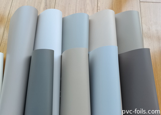 Rollo di pellicola decorativa in PVC a colori solidi e lisci e setacciati per la stampa a membrana