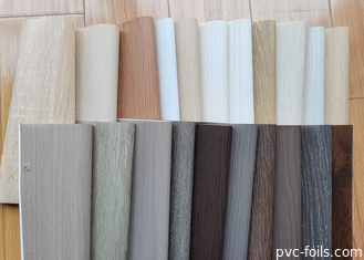 Pellicola di avvolgimento in PVC a grano di legno di quercia rustico per la trasformazione dei pannelli di mobili