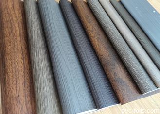 Pellicola di laminazione in PVC a grani di legno di quercia naturale per profili di finestre e porte