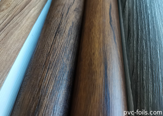 Pellicola decorativa in PVC a grano di legno marrone di noce per finestre in plastica