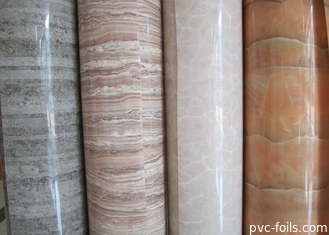 Il film alto resistente di riscaldamento del PVC di lucentezza per le porte marmorizza l'effetto