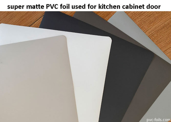 Pellicola decorativa in PVC nero super opaco per ante da cucina