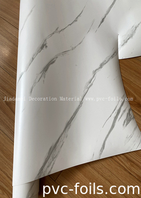 Rollo di pellicola a membrana in PVC di marmo bianco per la decorazione delle porte degli armadi