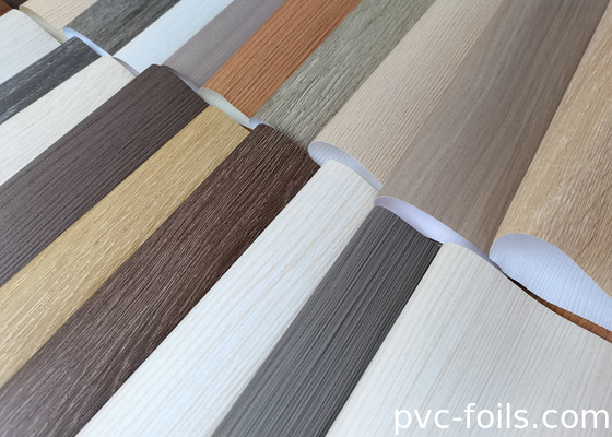 Pellicola di avvolgimento in PVC a grani di legno di teak per progetti di ristrutturazione di mobili