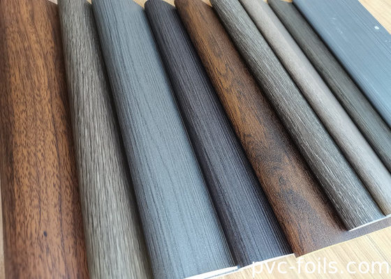 Pellicola di laminazione in PVC a grani di legno di quercia naturale per profili di finestre e porte
