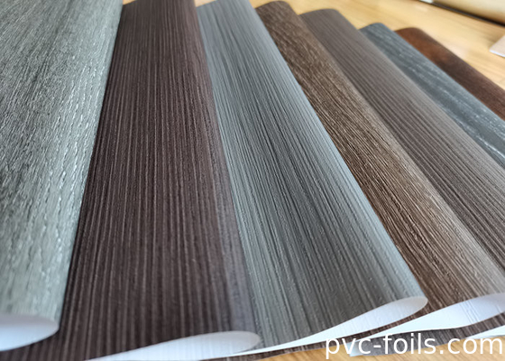 Pellicola di laminazione in PVC a grani di legno di quercia naturale per profili di finestre e porte