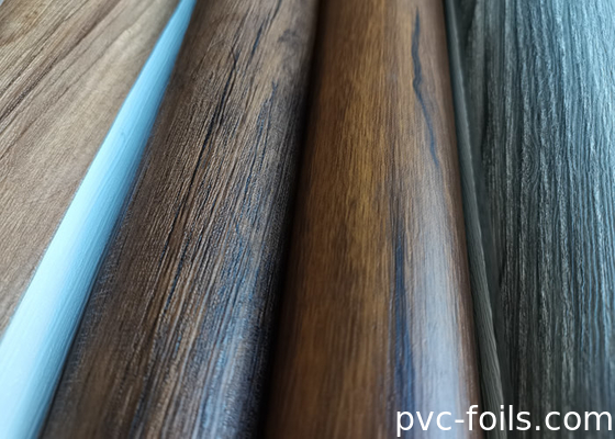 Pellicola decorativa in PVC a grano di legno marrone di noce per finestre in plastica