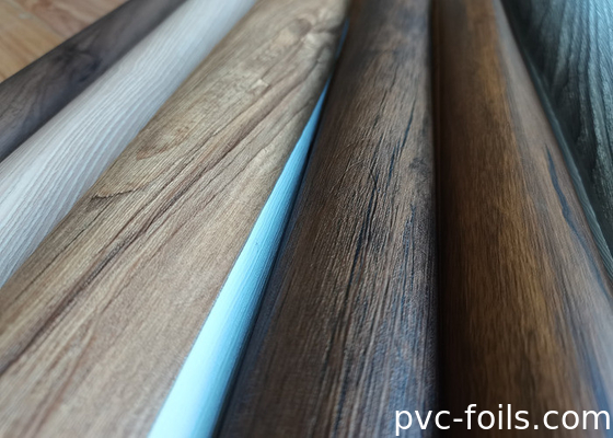 Pellicola decorativa in PVC a grano di legno marrone di noce per finestre in plastica